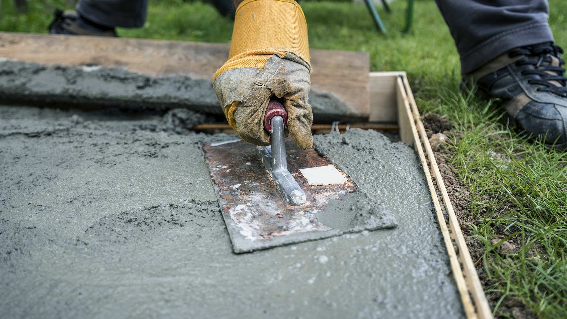 close-up-of-a-concrete-contractor-leveling-concrete-campobello-sc
